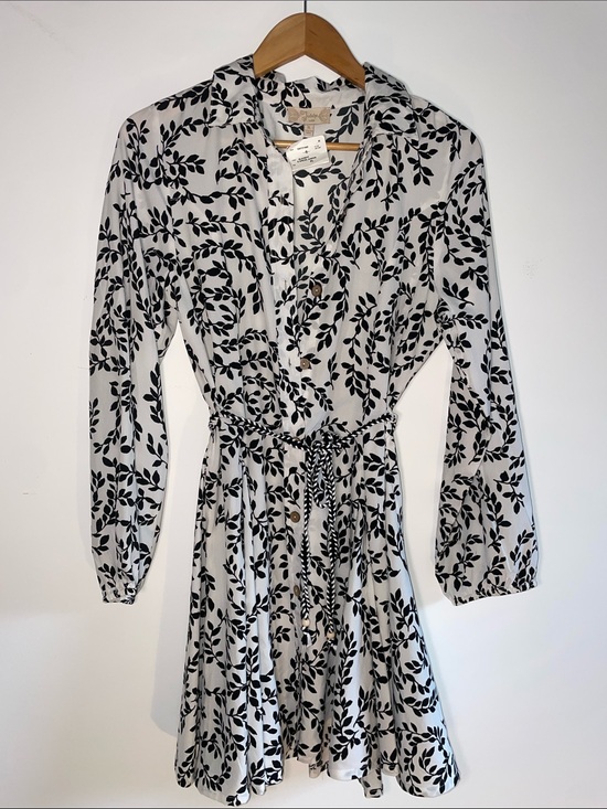indulge Dresses & Skirts - NWT - INDULGE Black and White Long Sleeve Leaf-Print Shirt Dress with Belt